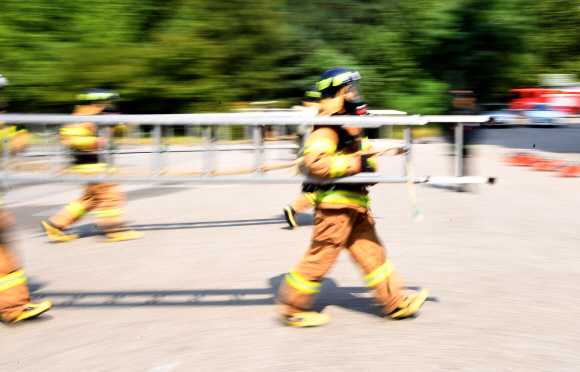 3일 서울 서초구 서울소방학교에서 108기 신규임용자들이 폭염속에서 땀흘려 훈련을 받고 있다. 2018.8.3 박지환기자 popocar@seoul.co.kr