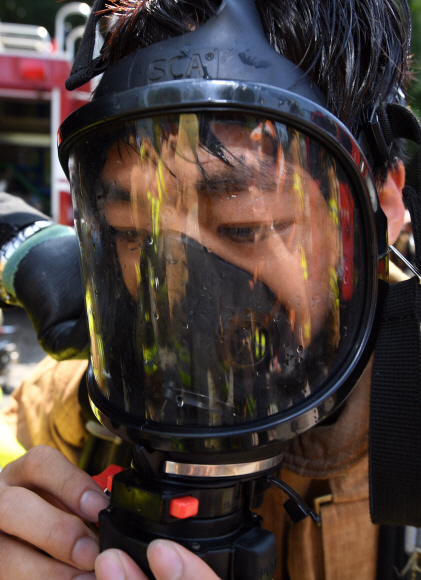 3일 서울 서초구 서울소방학교에서 108기 신규임용자들이 폭염속에서 땀흘려 훈련을 받고 있다. 2018.8.3 박지환기자 popocar@seoul.co.kr