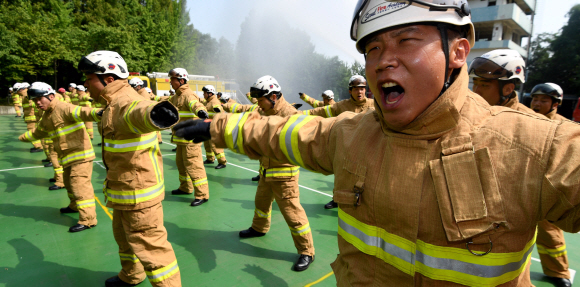 3일 서울 서초구 서울소방학교에서 108기 신규임용자들이 폭염속에서 땀흘려 훈련을 받고 있다. 2018.8.3 박지환기자 popocar@seoul.co.kr