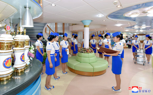북한 ‘대동강호’ 유람선 승무원들