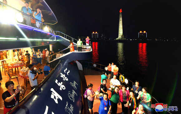 북한 ‘대동강호’ 유람선에서 바라본 평양