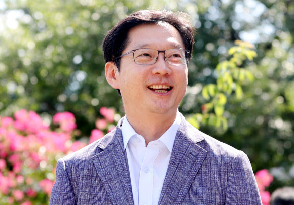 미소 보이는 김경수