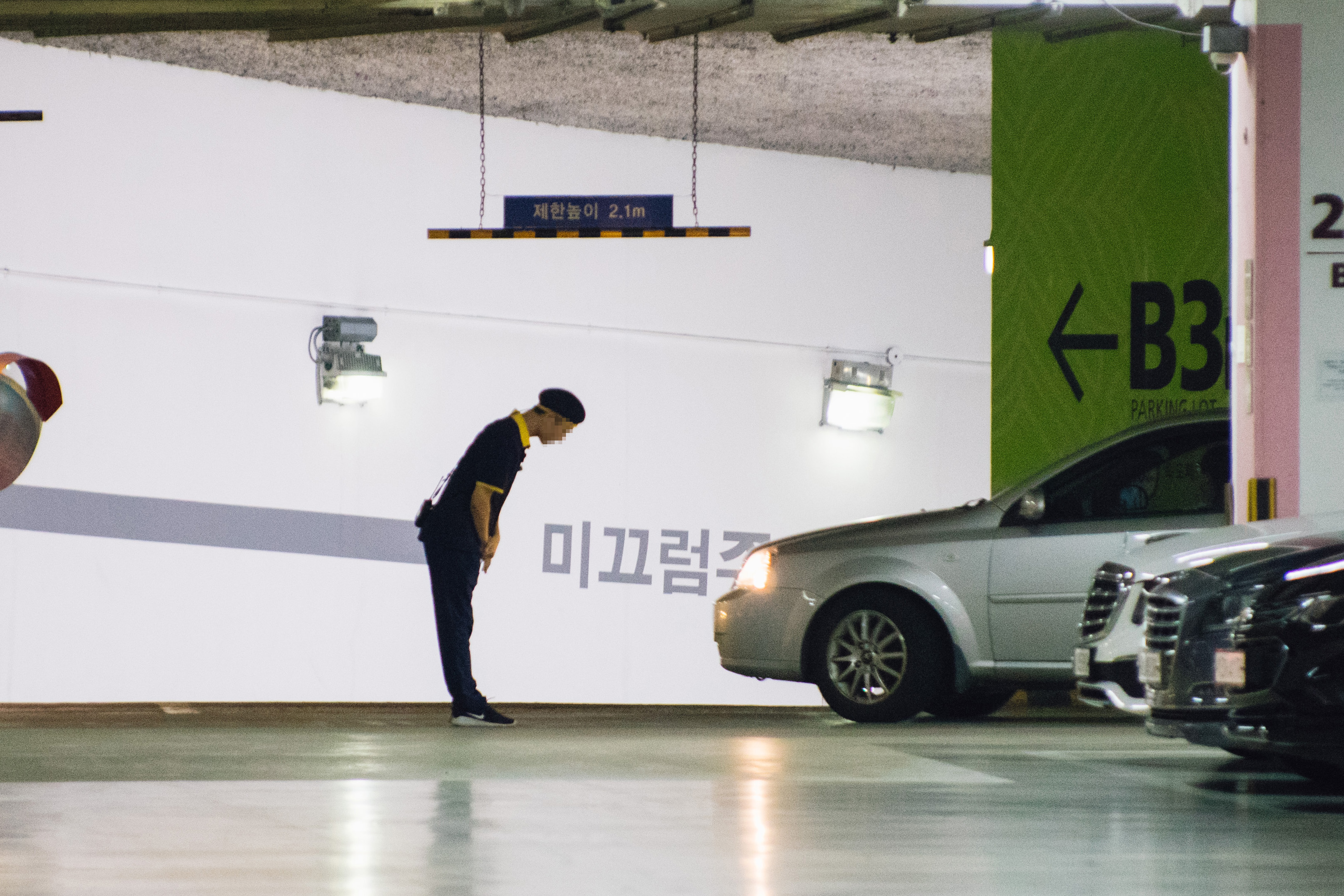  지난 2일 오후 서울 시내의 한 백화점 지하주차장에서 주차관리 노동자가 출차중인 고객에게 인사를 하고 있다. 폭염속에 노동자들은 끊임없이 오가는 차량이 내뿜는 열기와 매연에 시달렸다. 류재민 기자 phoem@seoul.co.kr 