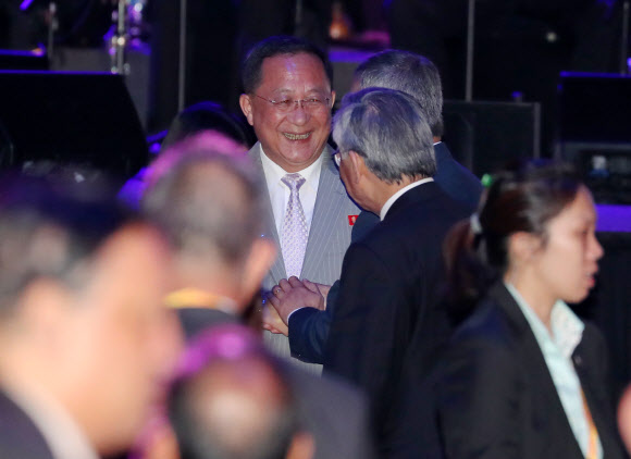 리용호 북한 외무상이 3일 오후 싱가포르 엑스포 컨벤션센터에서 열린 ‘갈라 만찬’에 입장하고 있다.   연합뉴스