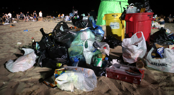 올여름 피서가 절정에 달한 4일 새벽 강원 강릉시 경포해수욕장에 피서객들이 밤사이 버리고 간 쓰레기가 쌓여 있다. 2018.8.4  연합뉴스
