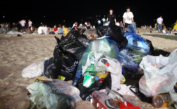 올여름 피서가 절정에 달한 4일 새벽 강원 강릉시 경포해수욕장에 피서객들이 밤사이 버리고 간 쓰레기가 쌓여 있다. 2018.8.4  연합뉴스