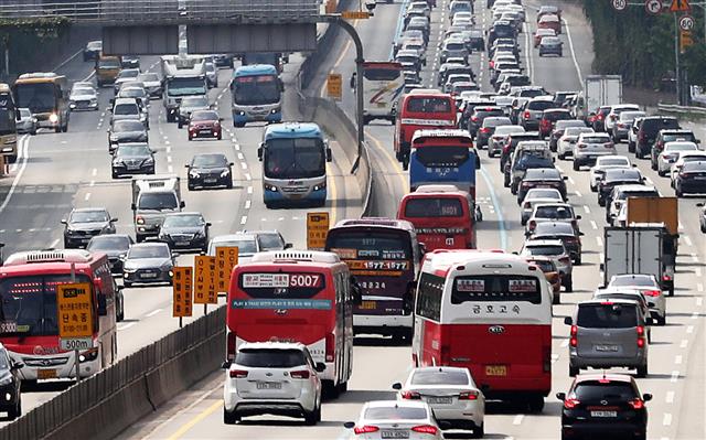 8월의 첫 주말인 4일 오전 서울 서초구 잠원IC 인근 경부고속도로 하행선이 휴가를 떠나는 차량들로 정체를 빚고 있다. 도로공사는 오늘 하루 평소 토요일보다 9만대 정도 많은 482만대의 차량이 고속도로를 이용할 것으로 예측했다. 2018.8.4 뉴스1