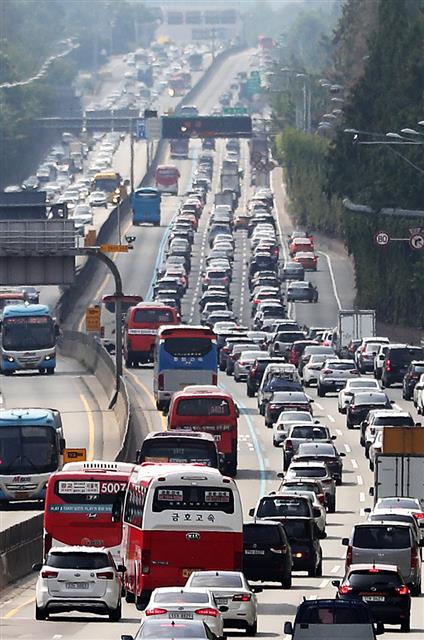8월의 첫 주말인 4일 오전 서울 서초구 잠원IC 인근 경부고속도로 하행선이 휴가를 떠나는 차량들로 정체를 빚고 있다. 도로공사는 오늘 하루 평소 토요일보다 9만대 정도 많은 482만대의 차량이 고속도로를 이용할 것으로 예측했다. 2018.8.4 뉴스1