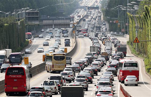 8월의 첫 주말인 4일 오전 서울 서초구 잠원IC 인근 경부고속도로 하행선이 휴가를 떠나는 차량들로 정체를 빚고 있다. 도로공사는 오늘 하루 평소 토요일보다 9만대 정도 많은 482만대의 차량이 고속도로를 이용할 것으로 예측했다. 2018.8.4 뉴스1