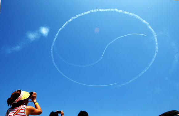 4일 강원 강릉시 공군 18전투비행단에서 열린 스페이스 챌린지 영동지역 예선대회에서 공군 특수비행팀 블랙이글스가 태극 문양을 그리는 에어쇼를 진행하고 있다. 2018.8.4  연합뉴스