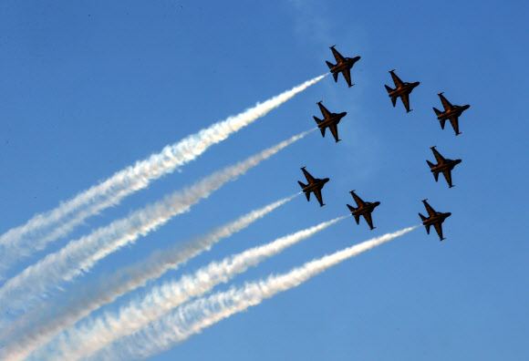 폭염이 기승을 부린 4일 강원 강릉시 공군 18전투비행단에서 열린 스페이스 챌린지 영동지역 예선대회에서 공군 특수비행팀 블랙이글스가 에어쇼를 진행하고 있다. 2018.8.4  연합뉴스