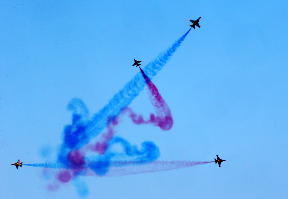 폭염이 기승을 부린 4일 강원 강릉시 공군 18전투비행단에서 열린 스페이스 챌린지 영동지역 예선대회에서 공군 특수비행팀 블랙이글스가 에어쇼를 진행하고 있다. 2018.8.4  연합뉴스