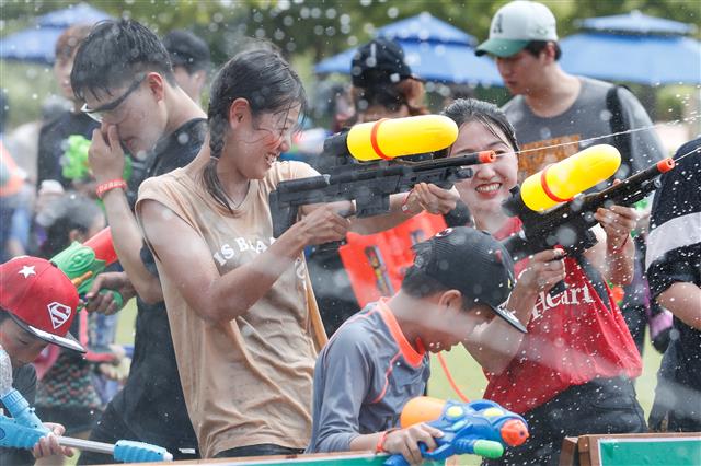4일 오후 서울 마포구 난지한강공원에서 열린 한강물싸움축제에서 참가자들이 물총 등을 이용해 물싸움을 하고 있다. 2018.8.4 뉴스1