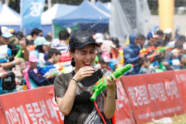 4일 오후 서울 마포구 난지한강공원에서 열린 한강물싸움축제에서 참가자들이 물총 등을 이용해 물싸움을 하고 있다. 2018.8.4 뉴스1