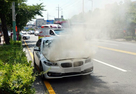 4일 오후 2시 15분께 목포시 옥암동 한 대형마트 인근 도로에서 주행 중인 2014년식 BMW 520d 승용차 엔진룸에 불이 나 연기가 치솟고 있다. 경찰과 소방 당국은 결함 등 화재 원인을 파악하고 있다. 2018.8.4  전남 목포소방서 제공