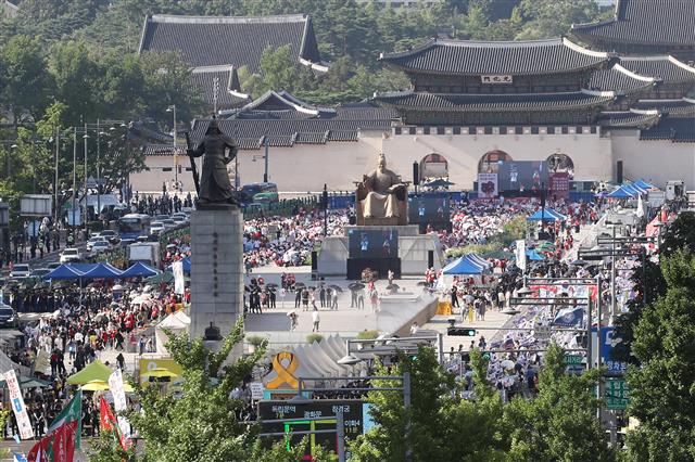 4일 오후 서울 광화문광장에서 열린 ‘제4차 불법촬영 편파수사 규탄시위’에서 참가자들이 구호를 외치고 있다. 이들은 소위 ‘몰카’로 불리는 불법촬영 범죄의 피해자가 여성일 때에도 신속한 수사와 처벌을 할 것을 촉구했다. 2018.8.4 뉴스1