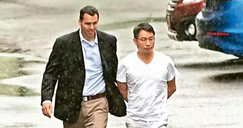 중국의 국가인재 정샤오칭(오른쪽)을 기술 유출 혐의로 미국 FBI가 체포하고 있다. 홍콩 명보