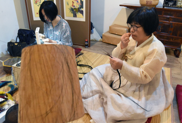 5일 서울 안국동 동덕아트갤러리에서  한국문화재재단 주최로 열린 ‘2018 기능종목 국가무형문화재 합동 공개행사’에서 강순자  국가무형문화재 제4호 갓일(총모자) 보유자가 작품 시연을 하고 있다. 2018.8.5    이종원 선임기자 jongwon@seoul.co.kr