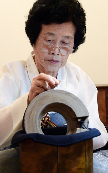 5일 서울 안국동 동덕아트갤러리에서  한국문화재재단 주최로 열린 ‘2018 기능종목 국가무형문화재 합동 공개행사’에서 강전향  국가무형문화재 제66호망건장 보유자가 작품 시연을 하고 있다. 2018.8.5    이종원 선임기자 jongwon@seoul.co.kr