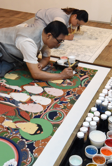 5일 서울 안국동 동덕아트갤러리에서  한국문화재재단 주최로 열린 ‘2018 기능종목 국가무형문화재 합동 공개행사’에서 임석환 국가무형문화재 제118호 불화장 보유자가 작품 시연을 하고 있다. 2018.8.5    이종원 선임기자 jongwon@seoul.co.kr