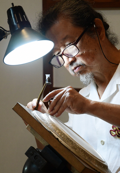 5일 서울 안국동 동덕아트갤러리에서  한국문화재재단 주최로 열린 ‘2018 기능종목 국가무형문화재 합동 공개행사’에서 곽홍찬 국가무형문화재 제 35호 조각장 보유자가 작품 시연을 하고 있다. 2018.8.5    이종원 선임기자 jongwon@seoul.co.kr