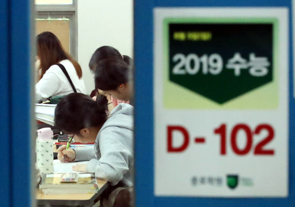 오는 11월 15일 치러지는 2019학년도 대학수학능력시험을 102일 앞둔 5일 서울 중구 종로학원 본원에서 수험생들이 자율학습을 하고 있다.  연합뉴스