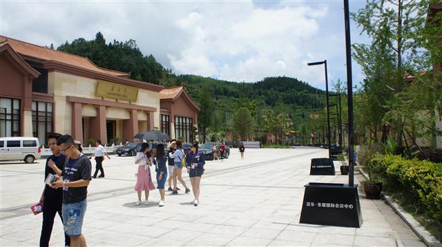 중국 구이저우성 판저우시 퉈러 마을은 회의장(왼쪽)과 맞은편 호텔을 갖추고 국제 포럼 도시로 거듭나고 있다.  판저우시 아세안센터 제공