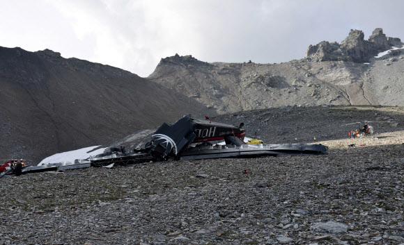 4일(현지시간) 스위스 알프스 산맥에서 추락한 관광용 구형 비행기. AP 연합뉴스
