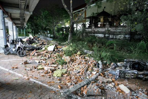 5일(현지시간) 인도네시아 롬복 섬 북부에서 규모 6.9의 강진이 발생해 무너진 쇼핑몰 벽면의 모습. EPA 연합뉴스