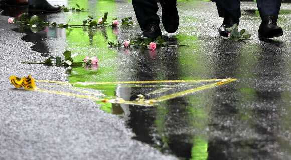 꽃길 걷는 김경수 경남도지사