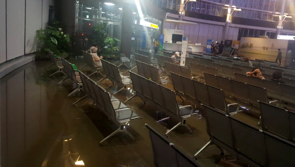 물바다 된 KTX 강릉역 대합실