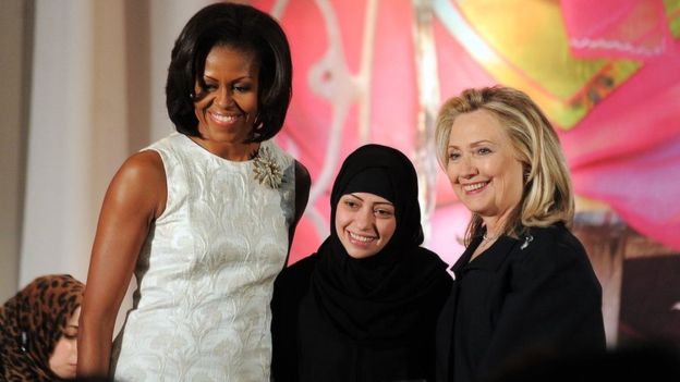 지난주 사우디아라비아 당국에 체포된 여권운동가 사마르 바다위(가운데)가 2012년 3월 미국 국무부 청사에서 진행된 국제 용기있는 여성 시상식 도중 미셸 오바마(왼쪽) 대통령 부인, 힐러리 클린턴 국무장관과 포즈를 취하고 있다. AFP 자료사진 