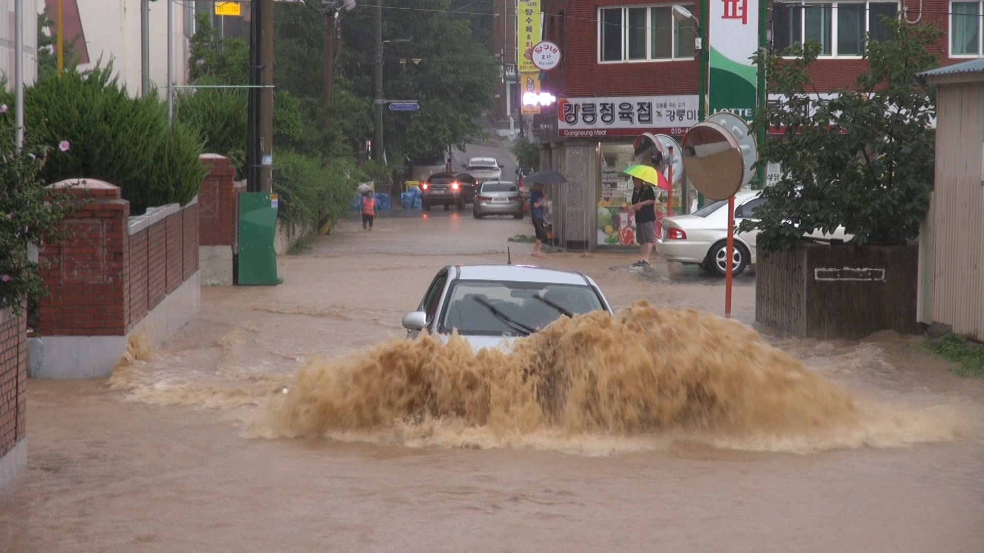 6일 오전 기습적인 폭우로 인해 도로가 침수된 강원 강릉시 도심. 강릉시 제공  
