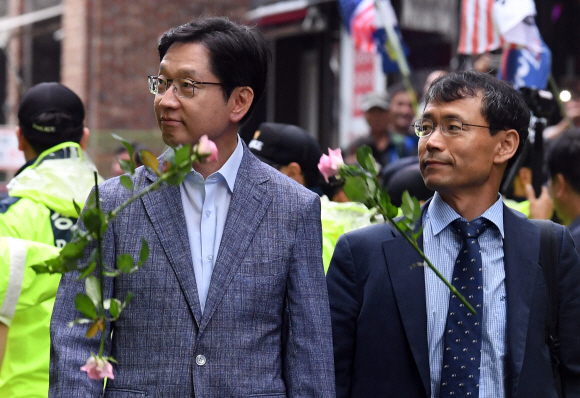 지지자들 장미꽃에 미소 짓는 김경수