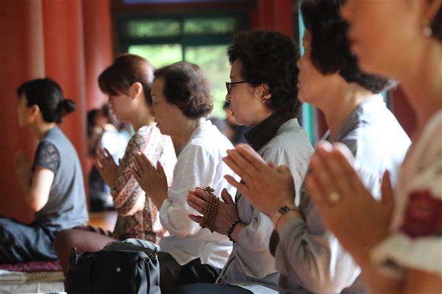 2019학년도 대학수학능력시험을 100일 앞둔 7일 오전 제주시 천왕사에서 수험생을 둔 불자들이 자녀의 고득점을 기원하는 기도를 하고 있다.2018.8.7 뉴스1