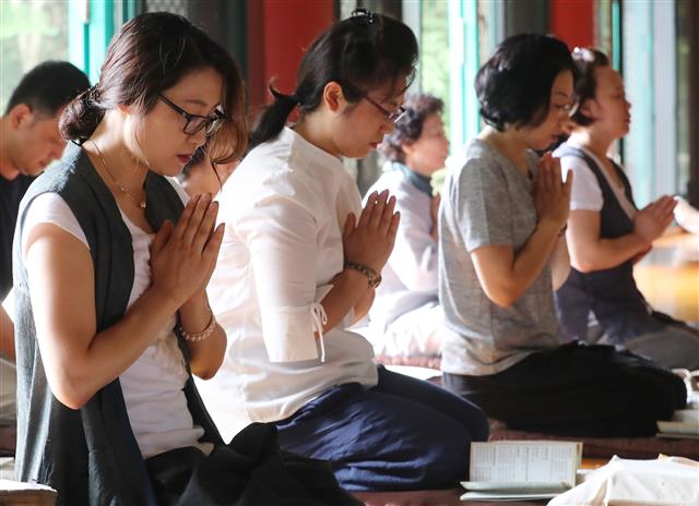 2019학년도 대학수학능력시험을 100일 앞둔 7일 오전 제주시 천왕사에서 수험생을 둔 불자들이 자녀의 고득점을 기원하는 기도를 하고 있다.2018.8.7 뉴스1