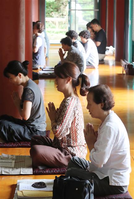 2019학년도 대학수학능력시험을 100일 앞둔 7일 오전 제주시 천왕사에서 수험생을 둔 불자들이 자녀의 고득점을 기원하는 기도를 하고 있다.2018.8.7 뉴스1