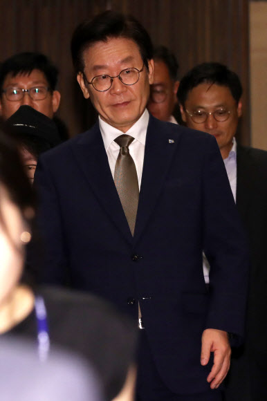 이재명 경기도지사가 7일 오전 서울 종로구 서울역사박물관에서 열린 제10회 DMZ국제다큐영화제 공식 기자회견에 참석하고 있다. 2018.8.7  연합뉴스