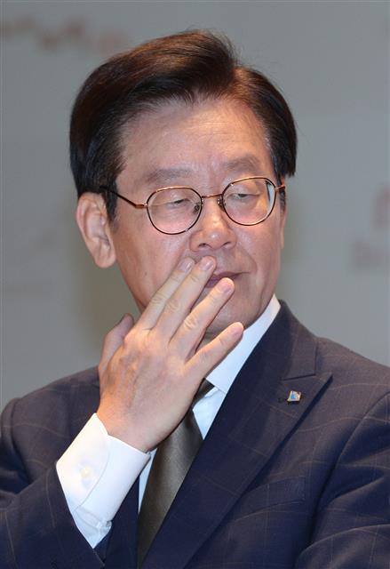 7일 오전 서울 종로구 서울역사박물관에서 열린 DMZ 다큐영화제 공식 기자회견에서 조직위원장을 맡은 이재명 경기도지사가 생각에 잠겨 있다. 올해 10회를 맞는 DMZ국제다큐영화제는 오는 9월 13일 파주 한국영상자료원에서 개최되는 개막식을 시작으로 고양시 메가박스 백석과 메가박스 벨라시타, 파주아울렛 롯데시네마에서 개최된다. 2018.8.7 뉴스1