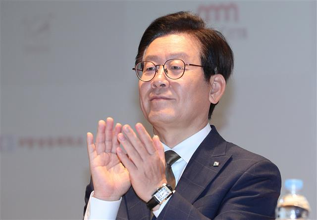 7일 오전 서울 종로구 서울역사박물관에서 열린 DMZ 다큐영화제 공식 기자회견에서 조직위원장을 맡은 이재명 경기도지사가 박수를 치고 있다. 올해 10회를 맞는 DMZ국제다큐영화제는 오는 9월 13일 파주 한국영상자료원에서 개최되는 개막식을 시작으로 고양시 메가박스 백석과 메가박스 벨라시타, 파주아울렛 롯데시네마에서 개최된다. 2018.8.7 뉴스1