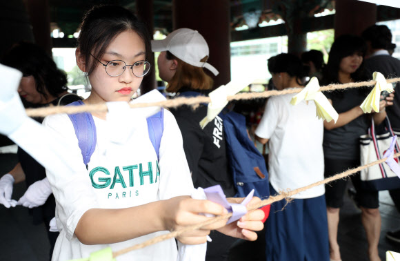 2019학년도 대학수학능력시험을 100일 앞둔 7일 서울 종로구 관철동 보신각에서 열린 제7회 대학합격기원 타종행사에서 참석한 수험생 가족들이 소원지를 매달고 있다. 2018.8.7 연합뉴스