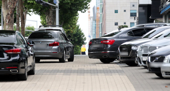 7일 오후 서울 강남구 영동대로의 한 BMW 코오롱모터스 매장 앞 인도에 최근 화재 논란을 빚고 있는 BMW 520d를 비롯한 차량들이 주차돼 있다. 2018.8.7  연합뉴스