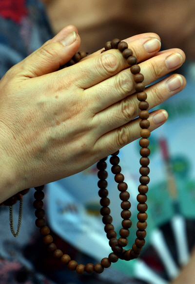 수능 D-100일인 7일 서울 강북구 도선사에서 수험생 학부모들이 자녀의 수능 고득점을 기원하며 기도를 하고 있다. 2018.8.7  박지환 기자 popocar@seoul.co.kr