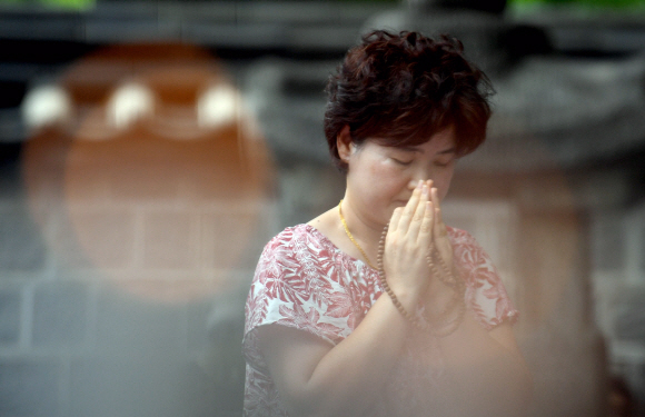 수능 D-100일인 7일 서울 강북구 도선사에서 수험생 학부모들이 자녀의 수능 고득점을 기원하며 기도를 하고 있다. 2018.8.7  박지환 기자 popocar@seoul.co.kr