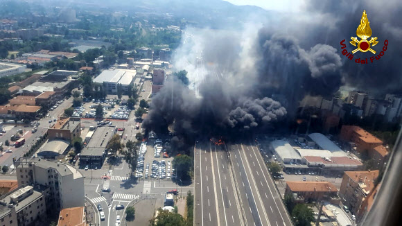 伊볼로냐서 대형 폭발… 화염에 뒤덮인 고속도로