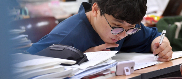 지난해 8월 서울의 한 학원에서 대입 수험생이 공부를 하고 있다. 박지환 기자 popocar@seoul.co.kr
