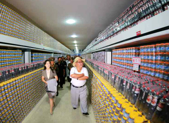 황해남도 젓갈공장 둘러보는 김정은