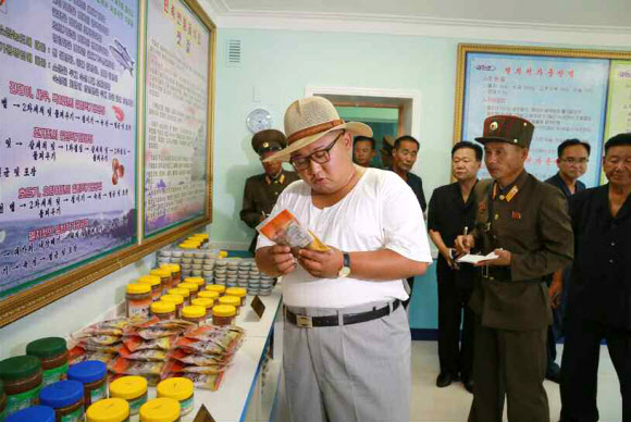 황해남도 젓갈공장 둘러보는 김정은