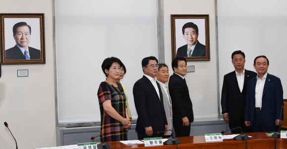 민주평화당에 내걸린 김대중 노무현 전대통령 사진