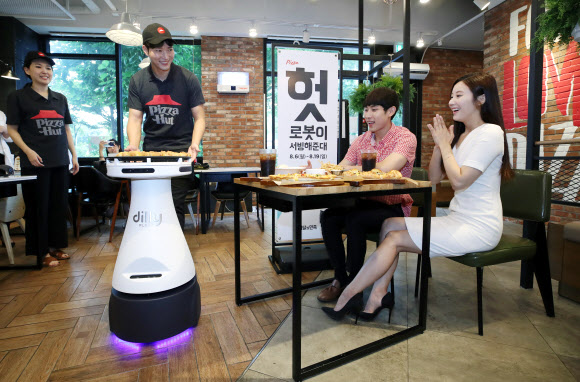 피자 서빙하는 로봇